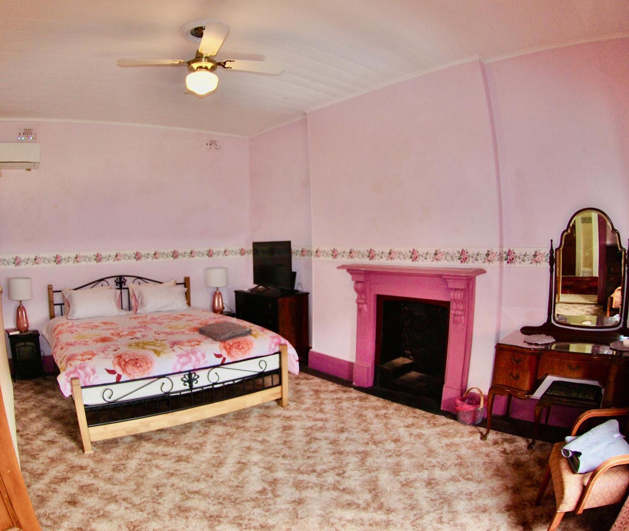 Historic Star Lodge And Station Masters House Narrandera Room photo