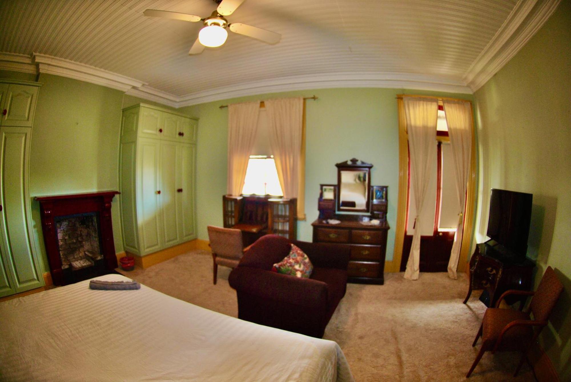 Historic Star Lodge And Station Masters House Narrandera Room photo